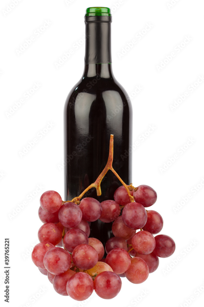 Weinflasche mit Weintrauben vor weißem Hintergrund