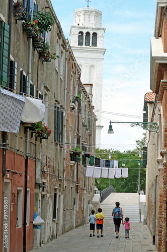 clothes hanging out to dry on a calle in Venice © ChiccoDodiFC
