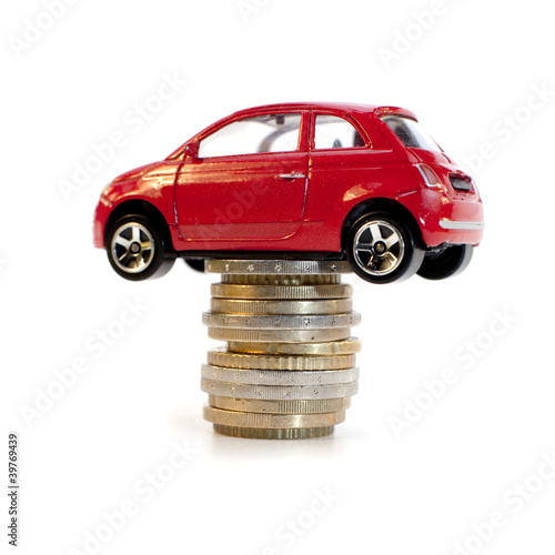 voiture sur une pile de monnaie photo