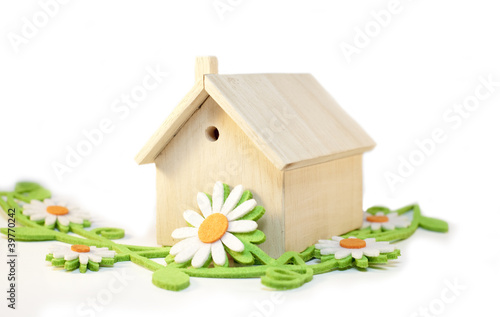 maison en bois et jardin fleuri © auryndrikson