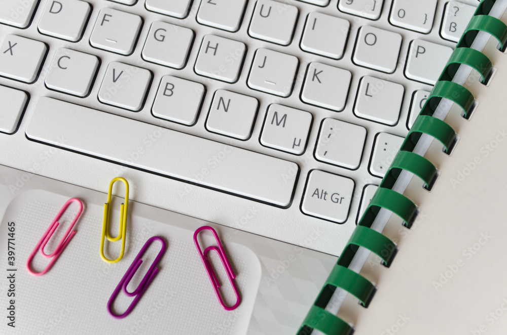 Helle Tastatur, Spiralblock, bunte Büroklammern Stock Photo | Adobe Stock