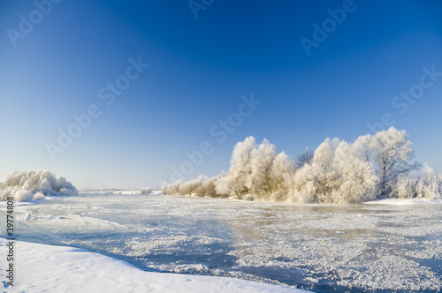 Frosty winter river © Andrii Salivon