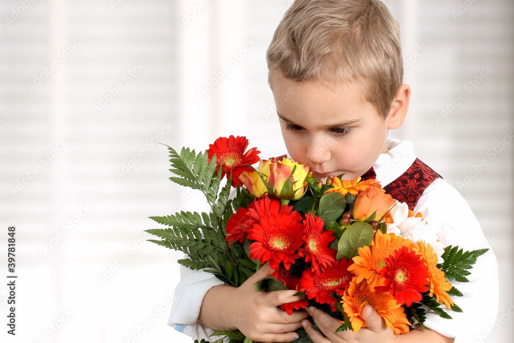 Junge mit Blumenstrauß Junge mit Blumenstrauß
