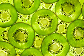 Keuken achterwand Plakjes fruit Kiwi patroon in groen tegenlicht  © Taiga