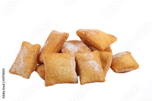 Sugar dusted confectioneries