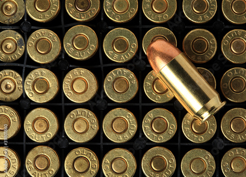Fotografie pistol ammo in box isolated.