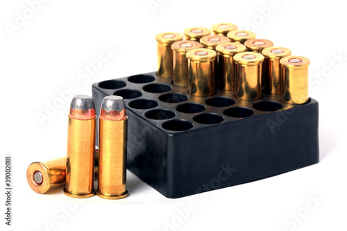 Fotografija .357 pistol ammo in box isolated.