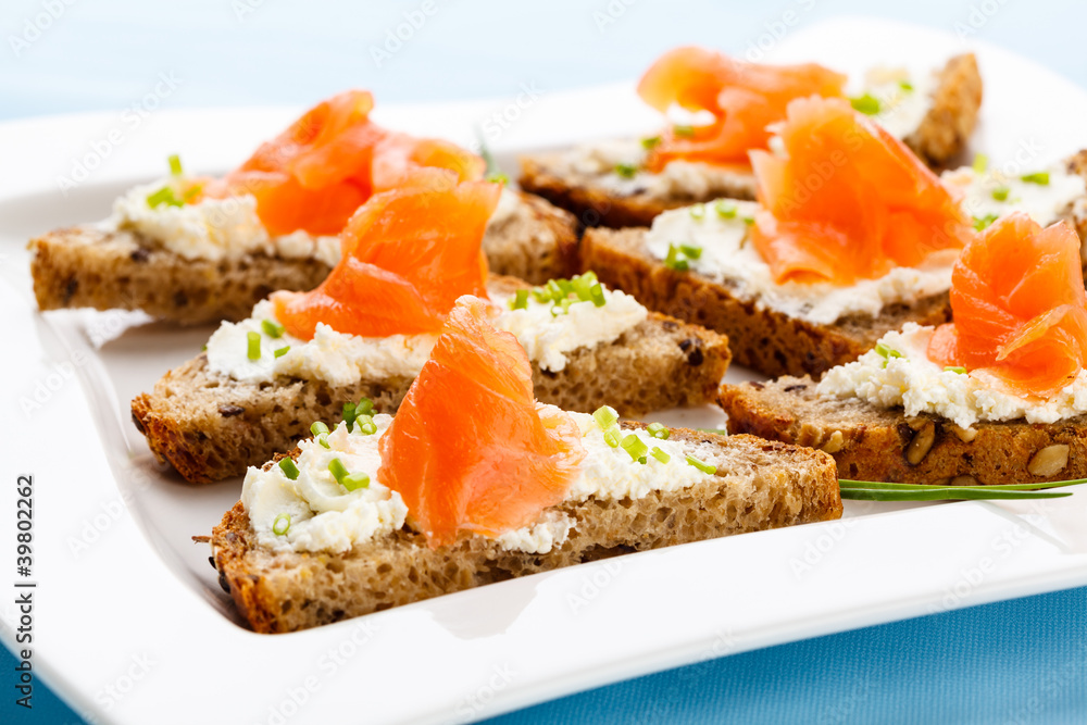 Bread with smoked salmon and cream cheese