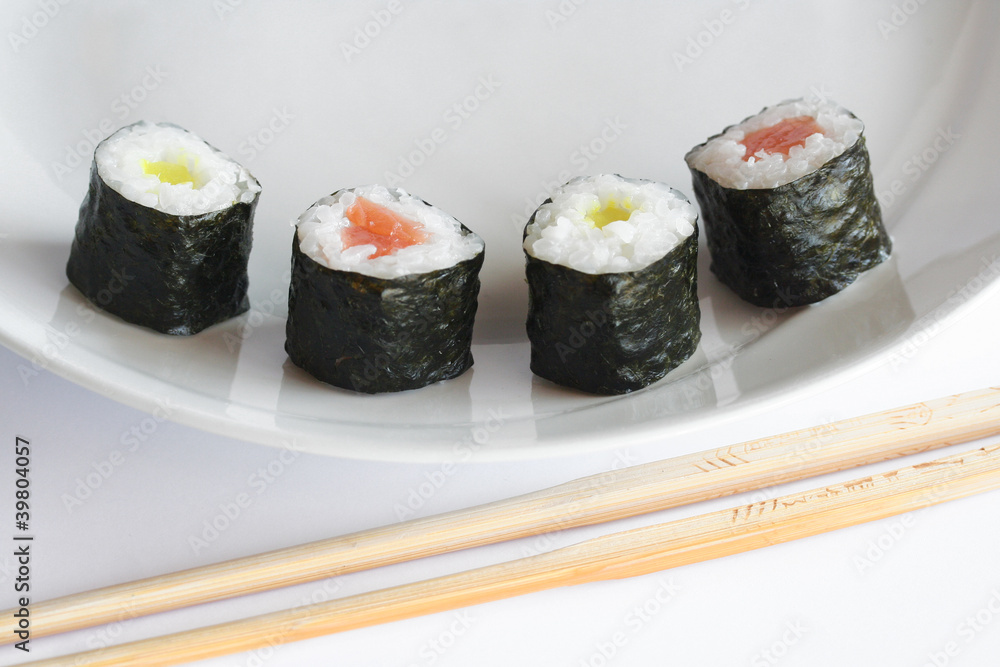 hosomaki su piatto bianco con bacchette hosomaki su piatto bianco con bacchette