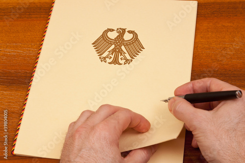 Unterlagen mit Bundesadler - Vertrag, Gesetz unterzeichnen photo