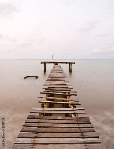 Obraz stary drewniany pomost na morzu