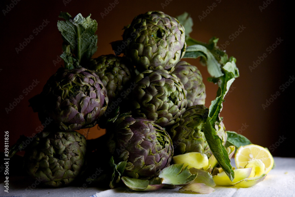 Fototapeta premium carciofi sul tavolo