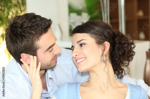 Fotografie Couple staring lovingly into each other's eyes