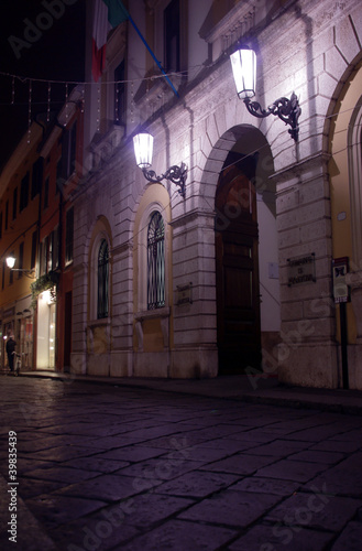 Kamienica w Mediolanie noc    W  oczy