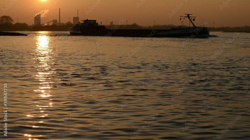 Binnenschiff bei Sonnenuntergang