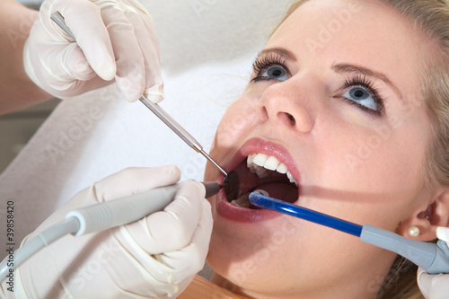 Frau Gesicht bei Zahnarzt Behandlung Nahaufnahme