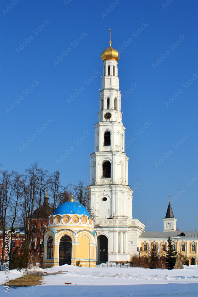 Obraz premium Bell Tower and St. Nicholas chapel of the Nicholas Ugreshsky Mon