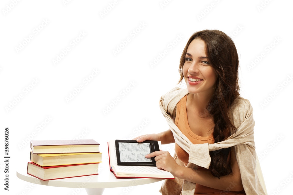 glückliche frau mit ebook und büchern sitzt an einem tisch glückliche frau mit ebook und büchern sitzt an einem tisch