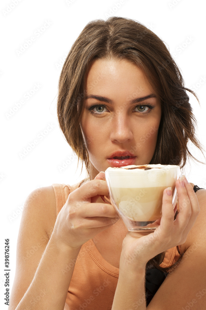 junge frau mit einer tasse cappuccino junge frau mit einer tasse cappuccino