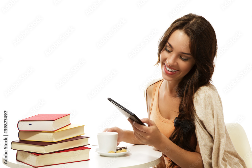 glückliche junge frau liest ebook mit büchern und kaffee glückliche junge frau liest ebook mit büchern und kaffee
