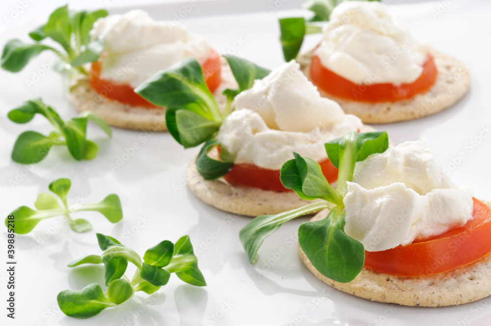 Tartine con pomodoro, formaggio e valeriana, finger food Tartine con pomodoro, formaggio e valeriana, finger food