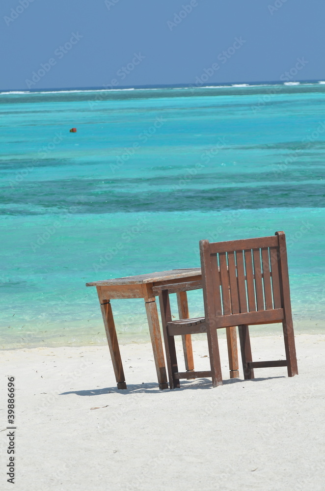 Maldives, plage avec table, vacances au paradis Maldives, plage avec table, vacances au paradis