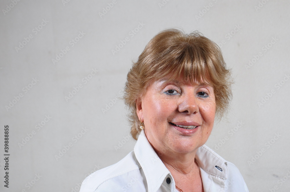 anziana signora sorridendo anziana signora sorridendo