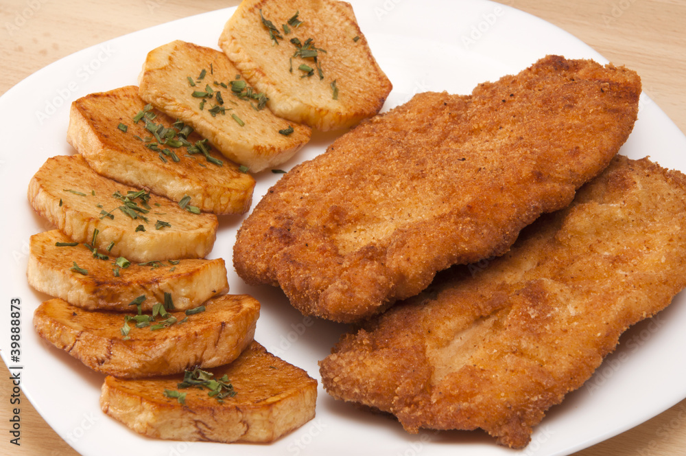 Breaded chicken fillet with potatoes