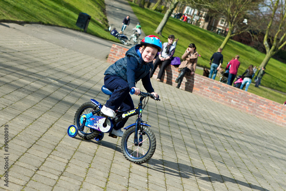 Obraz premium little boy riding his bike