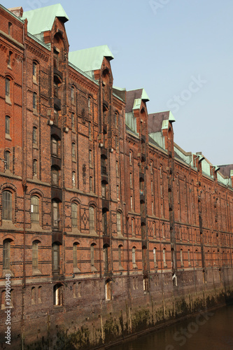 Kontorhäuser an einem Fleet in Hamburg