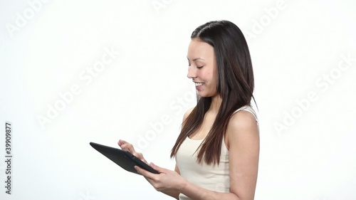 lächelnde junge frau mit tablet-computer