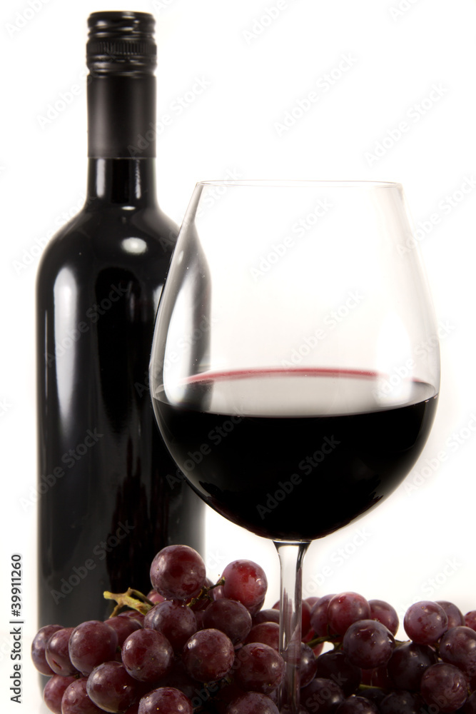 Fototapeta premium Clean shot of red wine and grapes
