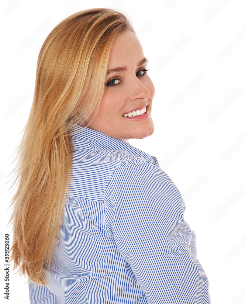 Attraktive junge Frau schaut lächelnd über die Schulter