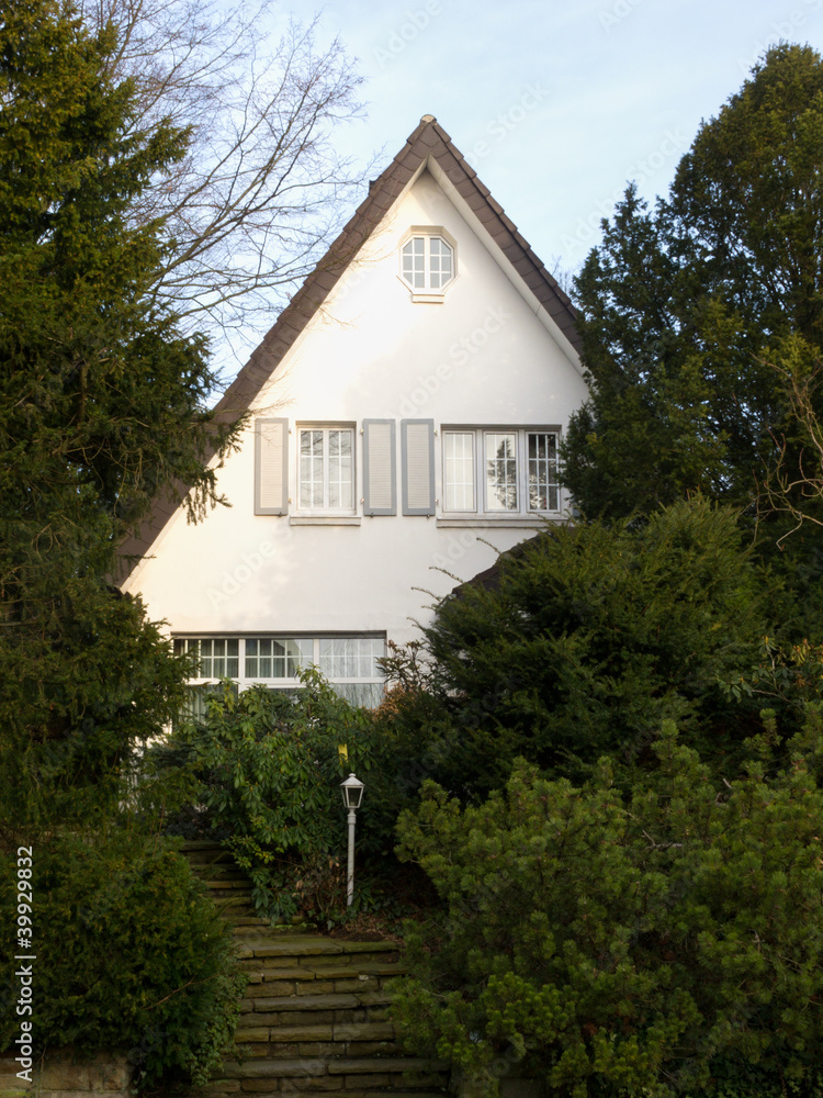 älteres Einfamilienhaus mit grünem Vorgarten älteres Einfamilienhaus mit grünem Vorgarten