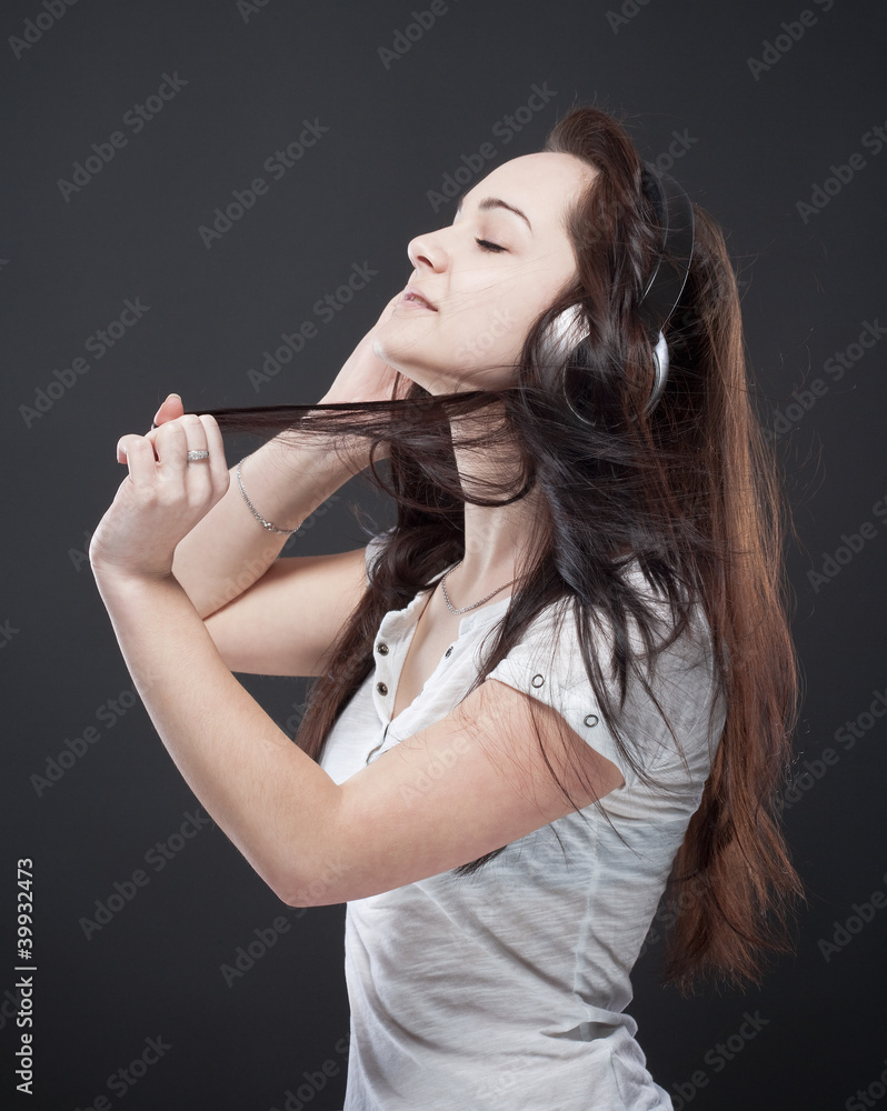 Obraz premium young girl listening to music