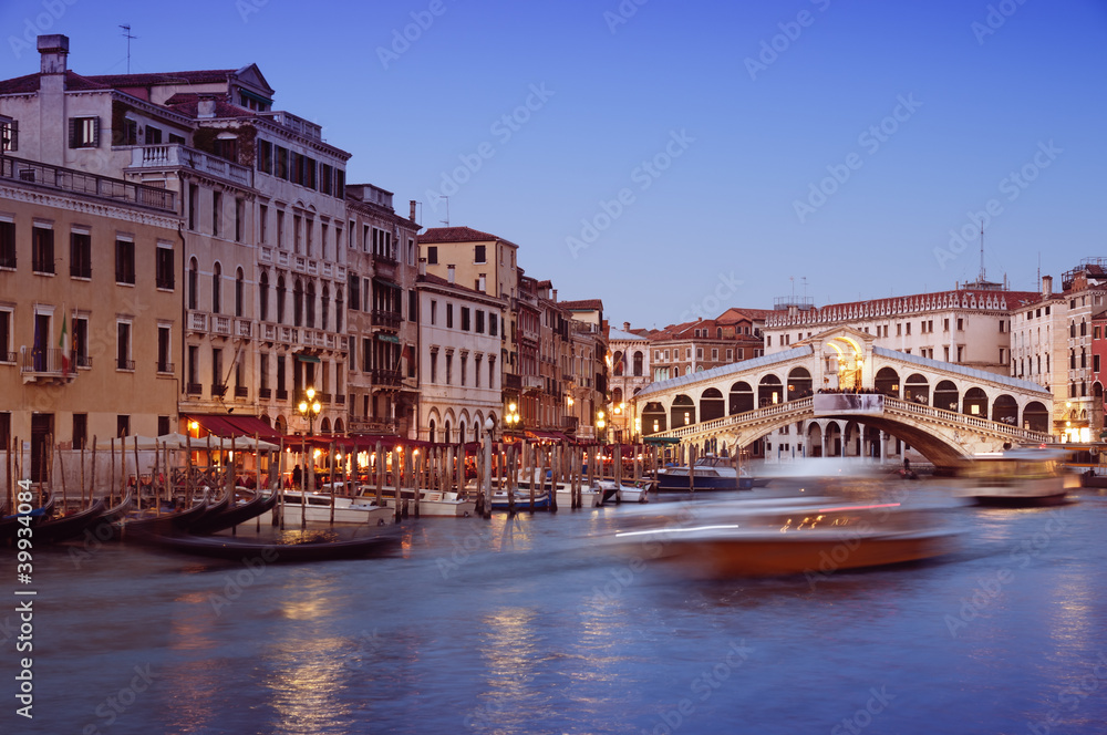 Fototapeta premium Rialto Bridge in Venice - Italy