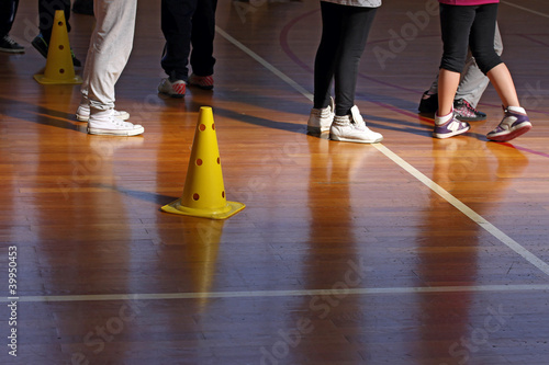 Pieds d'enfants dans salle de sports
