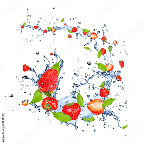 Fototapeta Naklejka Na Ścianę i Meble -  Fresh strawberries falling in water splash on white background