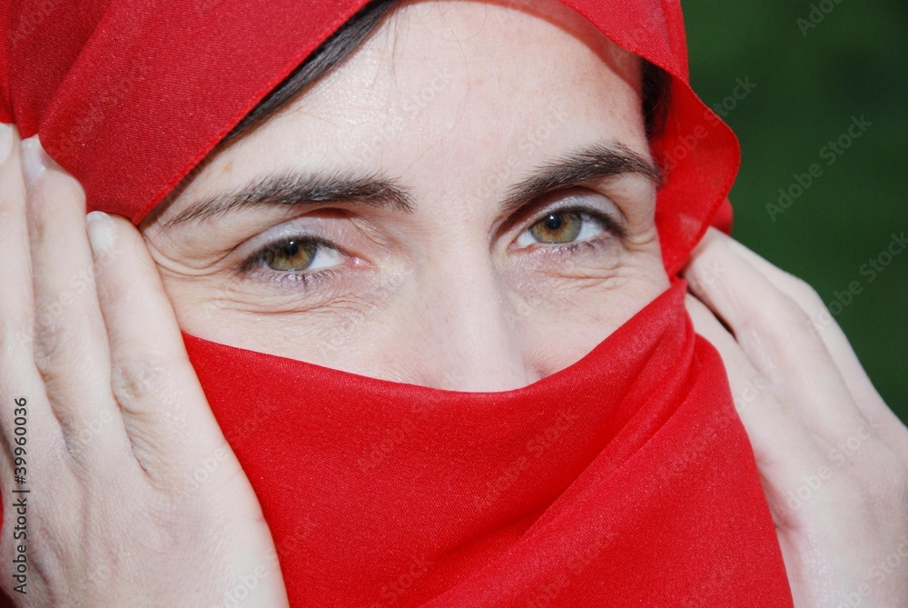 donna con volto coperto da velo rosso - obrazy, fototapety, plakaty 