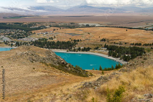 Lac Tekapo et montagnes depuis le sommet du Mont John