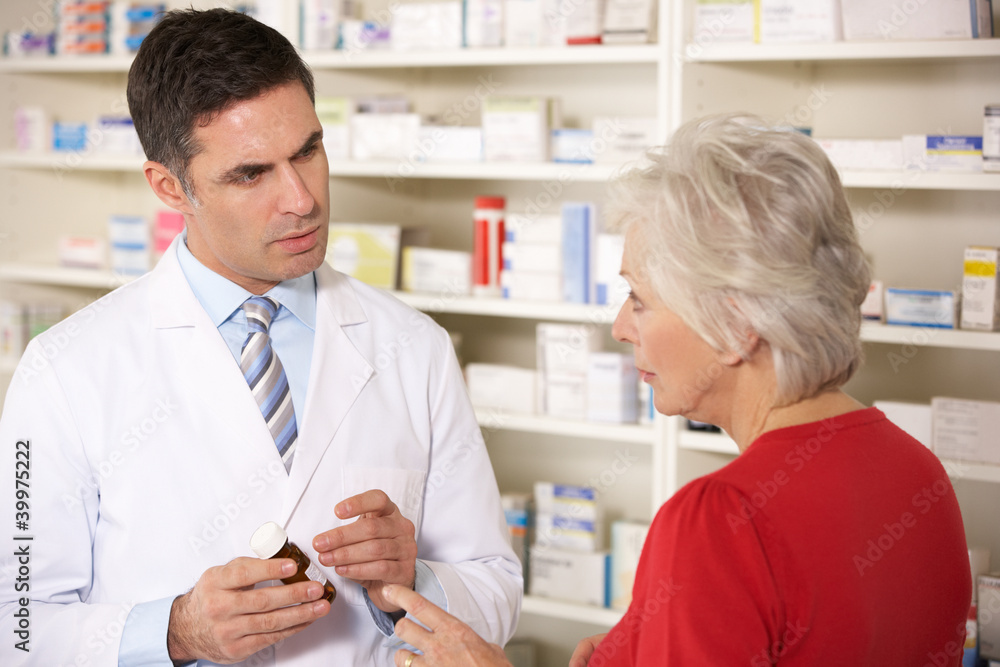 Obraz premium American pharmacist with senior woman in pharmacy