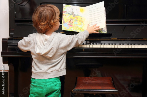 Junge am Klavier photo