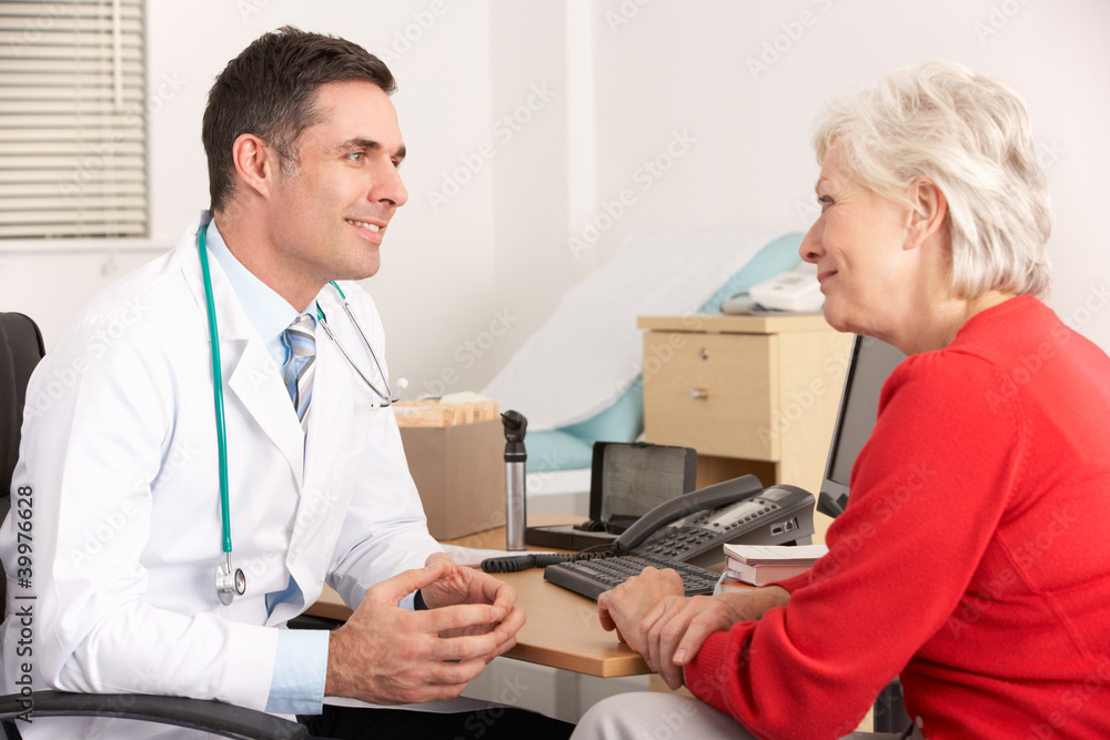 Obraz premium American doctor talking to senior woman in surgery