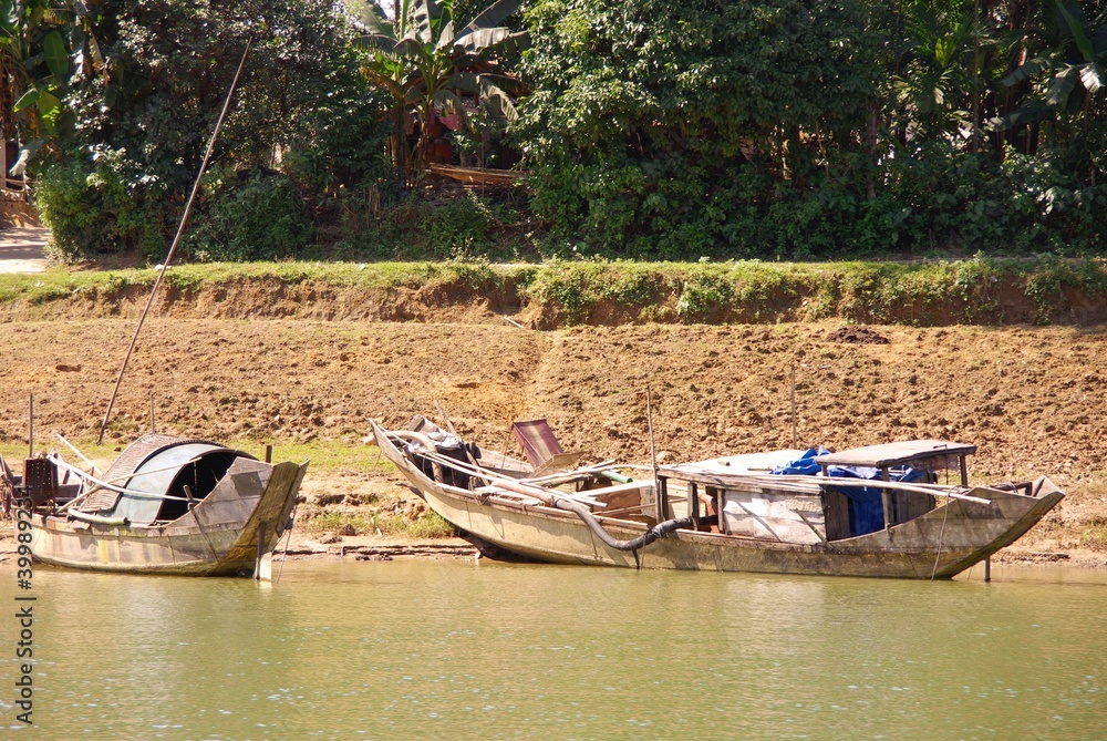 Fototapeta premium Housing boats on the river Perfume in Vietnam