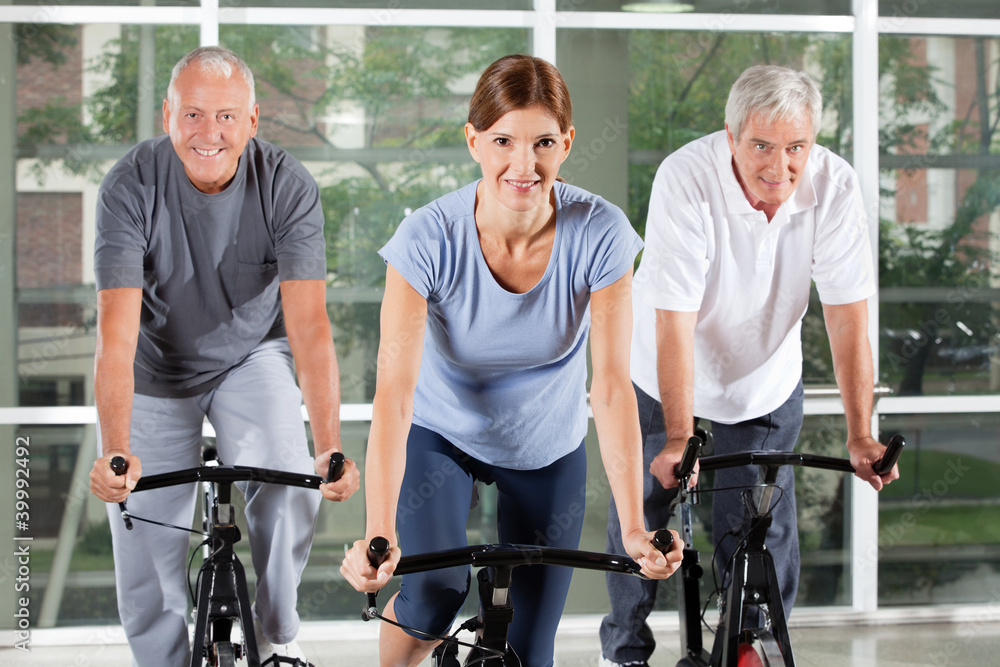 Obraz premium Senioren-Kurs im Fitnesscenter