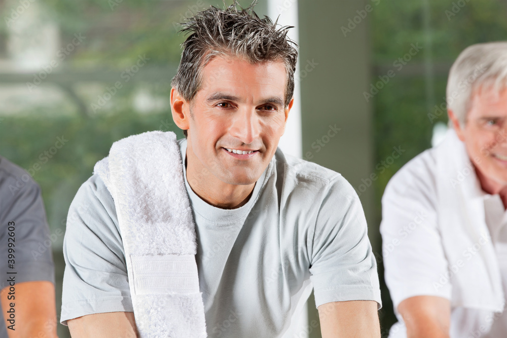 Spinning-Gruppe im Fitnessstudio Spinning-Gruppe im Fitnessstudio