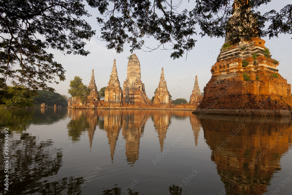 Obraz premium Floods Chaiwatthanaram Temple at Ayutthaya