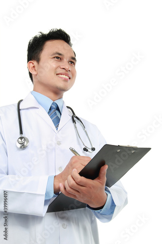 Foto medical doctor writing on clipboard looking up