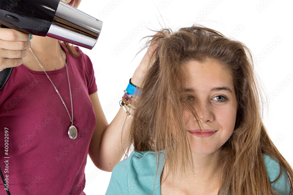 jeune fille se fait sécher les cheveux Photos | Adobe Stock