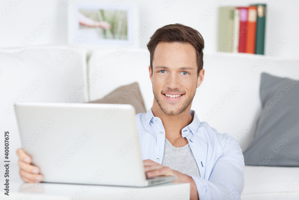 portrait junger mann mit laptop portrait junger mann mit laptop